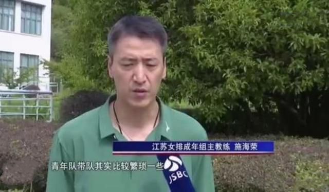 萧海龙新仇旧恨一起涌上心头，狠狠劈下去。